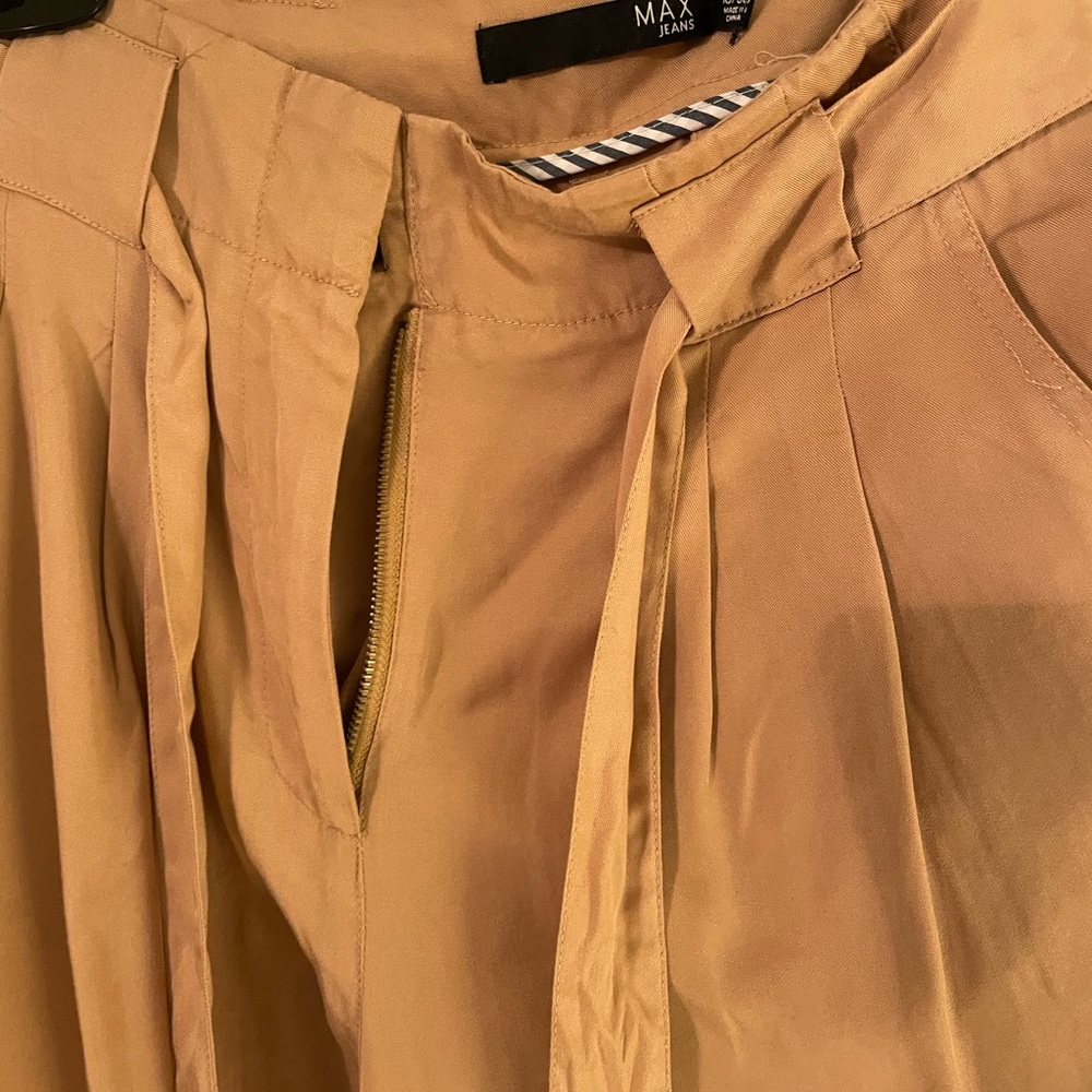 These r Max Studio pants . Soft Linen & Cotten .Gathered at waist with tie belt